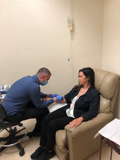 Dr. Katz administering IV Vitamin Therapy